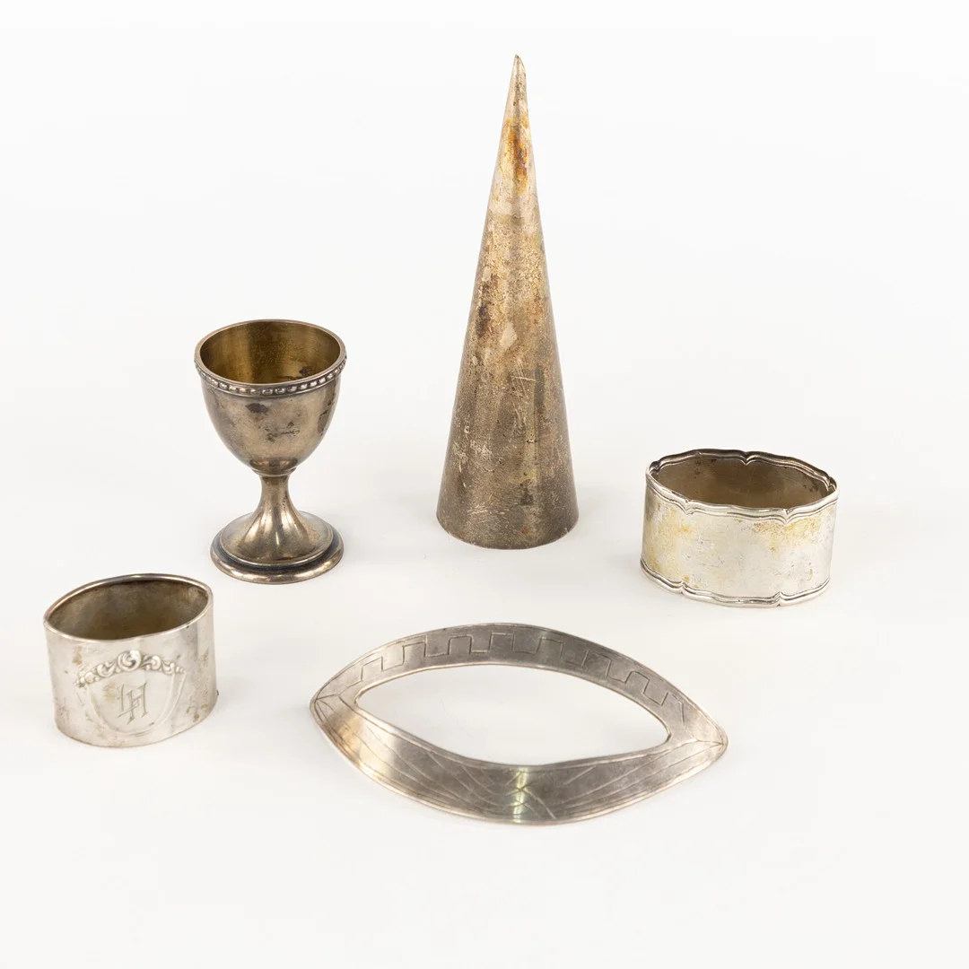 DIVERSE SILVER. 5 delar, bl. a. servettringar. — Silver — Karljohan Auktioner