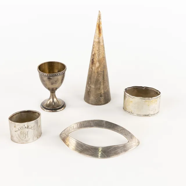 DIVERSE SILVER. 5 delar, bl. a. servettringar.