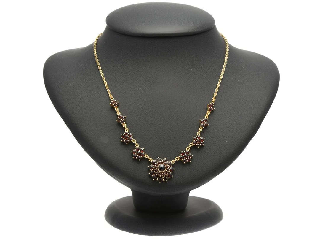 COLLIER, förgylld metall, fasetterade granater, längd 42 cm, vikt 9,8 g. — Smycken/Collier — Kaplans