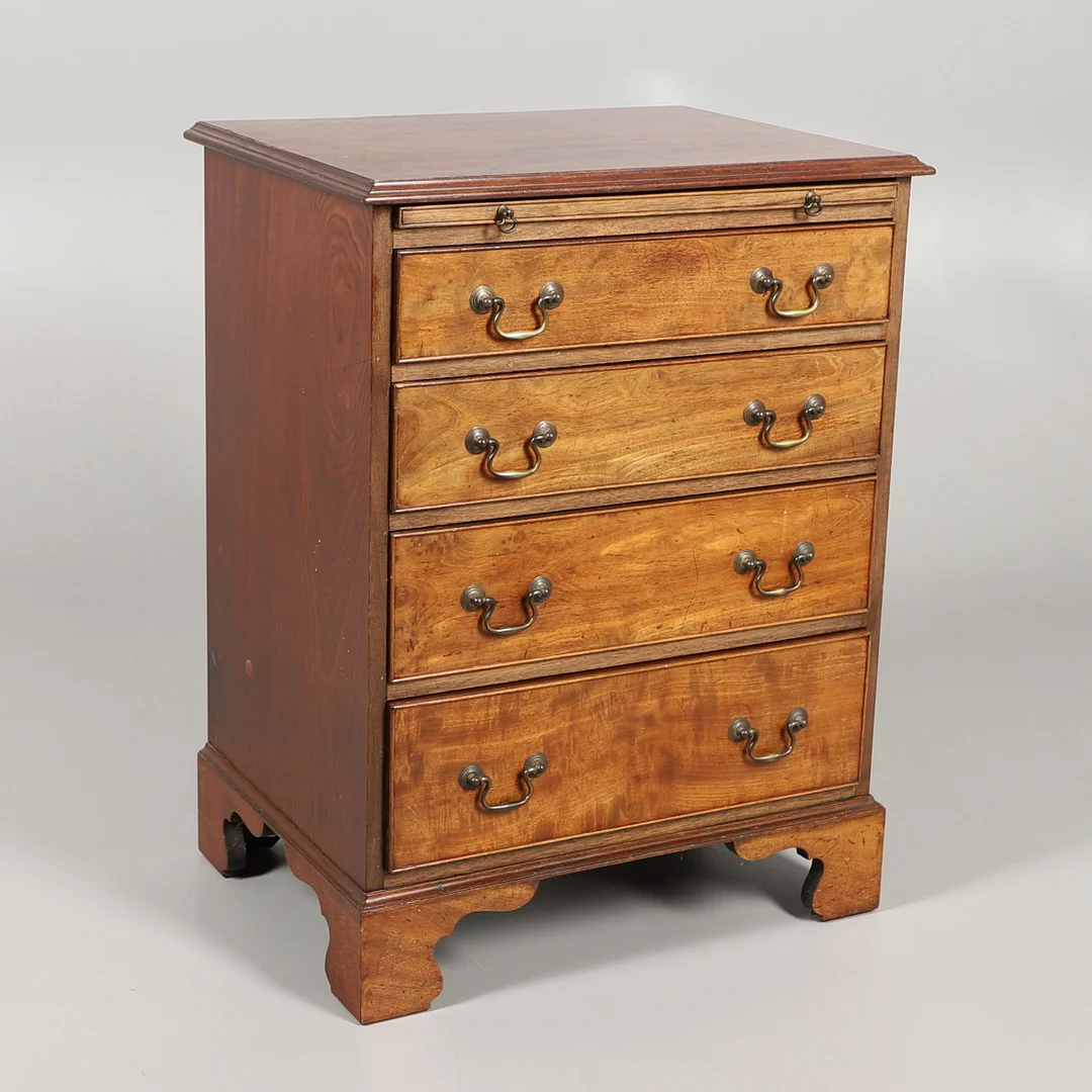 A 19TH CENTURY MAHOGANY BACHELORS CHEST. — Chests of drawers — Lawrences Auctioneers