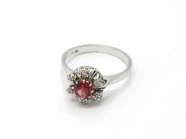 RUBINRING, 18K vitguld, rubin, 6 åttkantslipade diamanter 0,06 ctv W/SI, stl 17 mm, vikt 3,2g.
