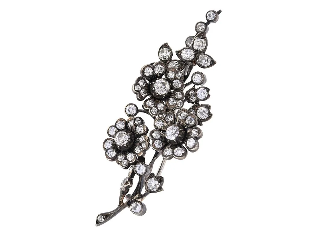 BROSCH, silver/14K guld, äldre slipade diamanter ca 2,50 ctv, antik, ca 1900, höjd 55 mm, vikt 9,0 g, enstaka diamanter har nagg och skador. — Smycken/Brosch — Kaplans