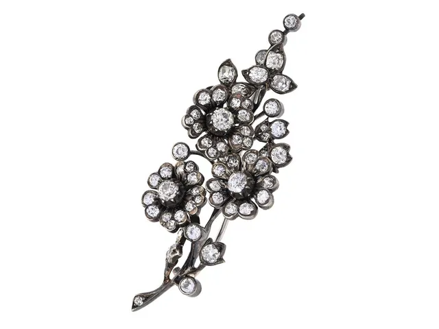 BROSCH, silver/14K guld, äldre slipade diamanter ca 2,50 ctv, antik, ca 1900, höjd 55 mm, vikt 9,0 g, enstaka diamanter har nagg och skador.