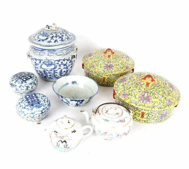 A collection of Chinese porcelain 18th/19th century (8)