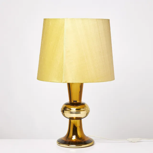 GUSTAV LEEK. Bordslampa, lampfoten i invändigt guldfolierat glas, skärm i textil, för Luxus.