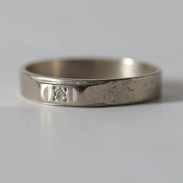 ENSTENSRING, 18K vitguld med briljant, Ge-Kå Rolf Kaplan A.B., Stockholm, 1976. Totalvikt ca 2,5 gram.