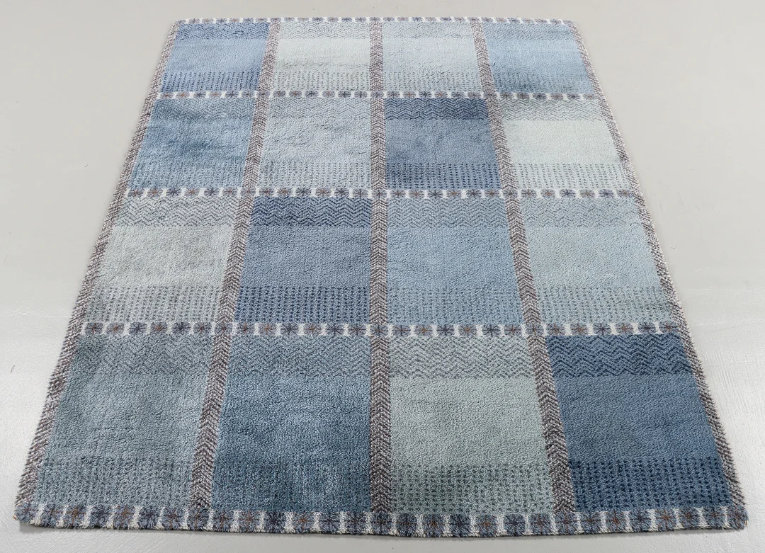 MARIANNE RICHTER. Matta, "Glan blå" maskinvävd flossa, 230x164 cm, Östergyllen, Wahlbecks, Linköping. 1900-talets andra hälft. — European Carpets & Textiles — Karlstad Hammarö Auktionsverk