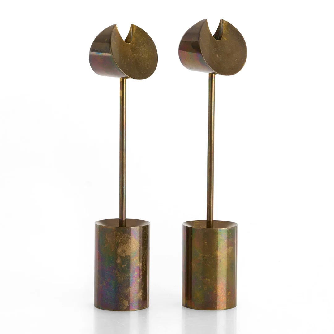 PIERRE FORSSELL. Ljusstakar, ett par, "Aniara", mässing, Skultuna. — Candlesticks — Crafoord Auktioner Stockholm