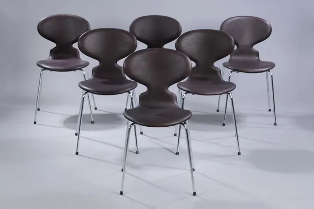 Arne Jacobsen. A set of six chairs ‘The Ant’, model 3101, moccha-coloured aniline leather. Seat height 46.5 cm. (6)