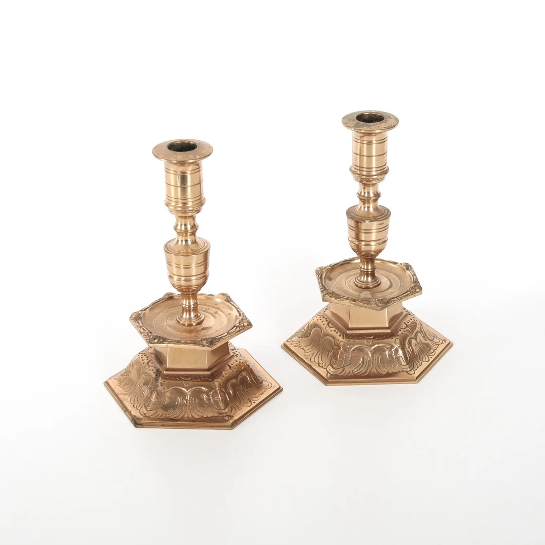 MÄSSINGSLJUSSTAKAR, 1 par, Ystad Metall. — Candlesticks — Auktionsverket Engelholm