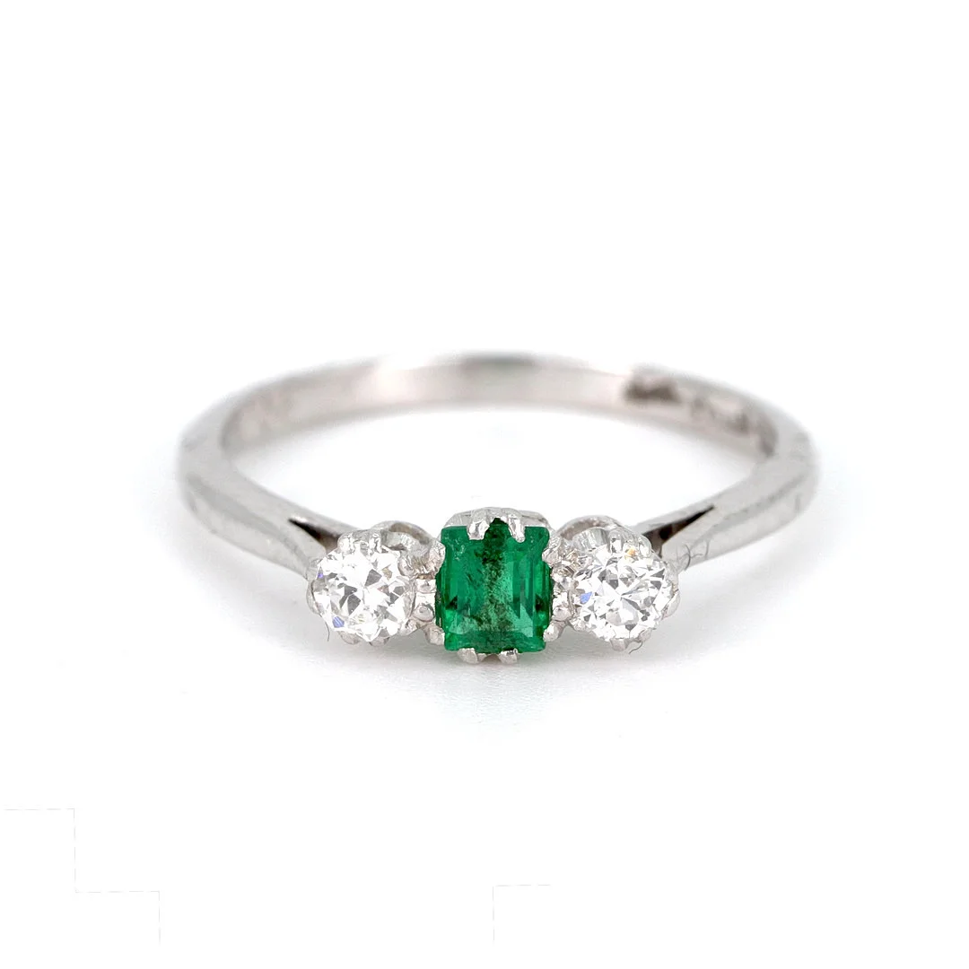 18CT GOLD EMERALD & DIAMOND RING. — Rings — Chalkwell Auctions