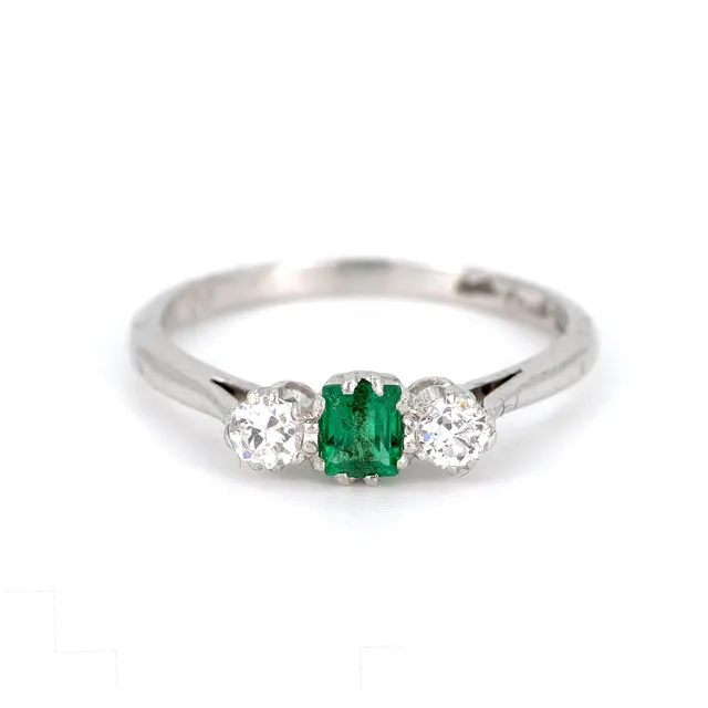 18CT GOLD EMERALD & DIAMOND RING.