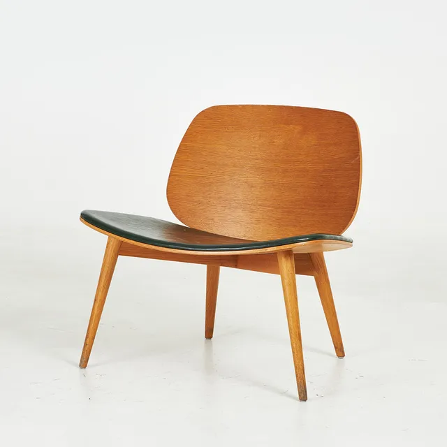 JONAS LINDVALL. Stol, "Papa F-275", ek, för Skandiform, skinnklädd sits.