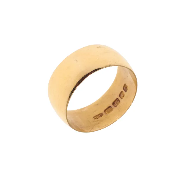 A 22CT GOLD WEDDING BAND.