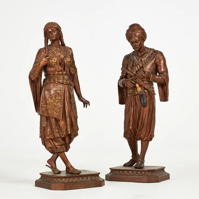 OIDENTIFIERAD KONSTNÄR. 1 par, skulpturer, i form av ett par i orientaliska dräkter, patinerad brons, detaljer i mässing, trä och läder, 1800-talets slut.