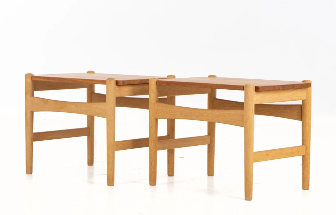 Hans J. Wegner. Pair of side tables / bedside tables in oak and teak (2) — Furniture/Coffee tables, occasional tables — Lauritz