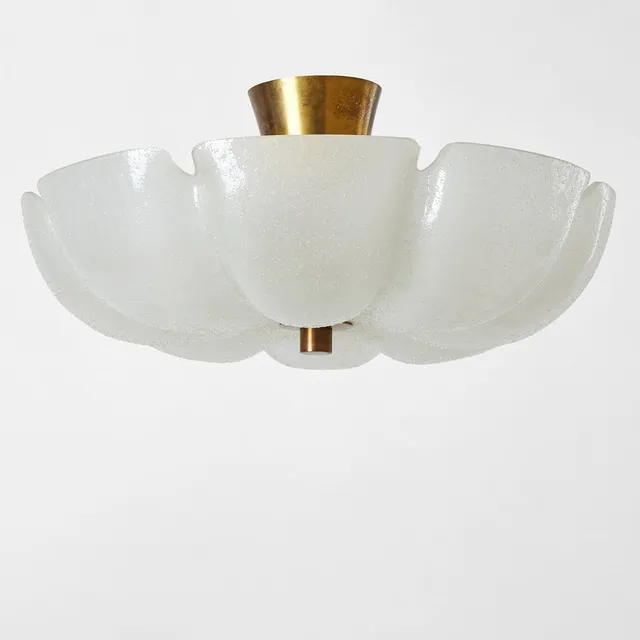 ARVID BÖHLMARKS LAMPFABRIK. Plafond, 1950-tal, modell 11688, stomme i mässing, kupa i finkornigt glas med vågig kant.