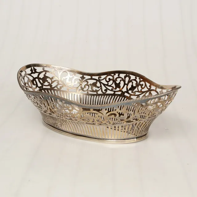 GALLERSKÅL/BRÖDKORG, silver, 423 gram, 1900-talets mitt.
