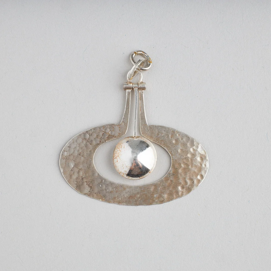 TAPIO WIRKKALA. HÄNGE, Päron, silver, Kultakeskus, Tavastehus 1975. — Brooches & Pendants — Stockholms Auktionsverk Helsinki