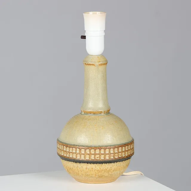 JOSEPH SIMON. Skulpturel bordlampe af glaseret stentøj, Søholm, 3053, Bornholm, Danmark, 1900 tallets anden halvdel.
