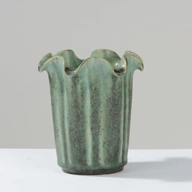 ARNE BANG. Grønglaseret stentøjsvase med udadvendt, kronbladsformet åbning, modelnr. 208 eget værksted i Fensmark, Danmark, 1900-tallets midte.