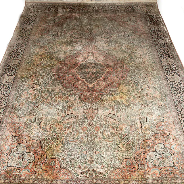 MATTA, orientalisk med silkesinslag, 422 x 296 cm.