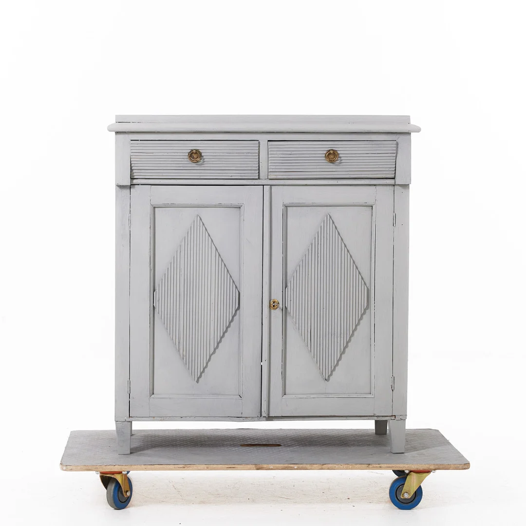 SKÄNK, 1800-tal, gustaviansk stil, bemålad, beslag i mässing, lådfronter och dörrspeglar med räfflad dekor. — Cupboards, Cabinets & Shelves — Stockholms Auktionsverk Magasin 5