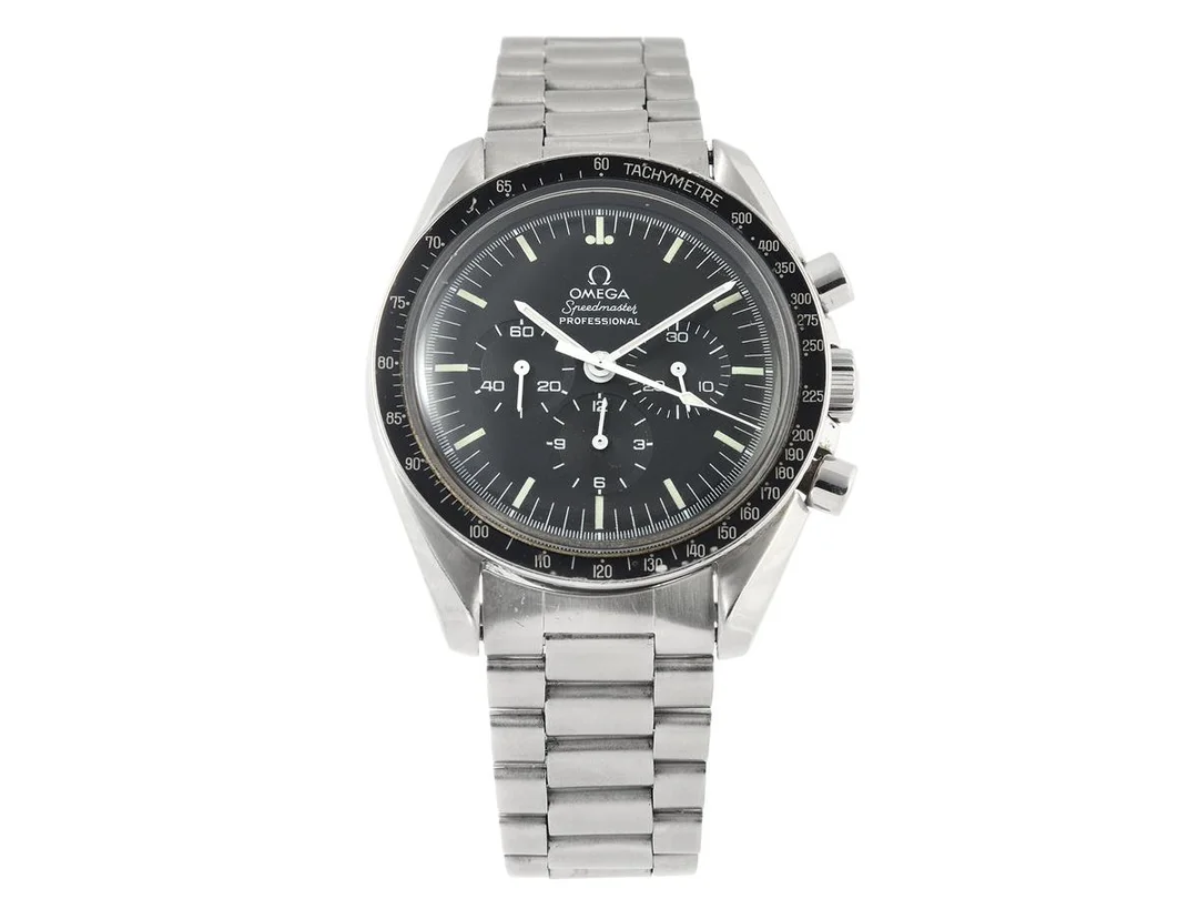 OMEGA, Speedmaster, Professional (T Swiss Made T), "Tachymetre", Cal 861, Serie nr. 39185905, Ref nr. SU 145.022, Boett nr. 145.022-76 ST (HF), kronograf (nollställer ej), herrur, 42 mm, stål, manuell, plexiglas, utbytta visare (Luminova), servicebehov, originallänk, viklås (defekt), Ref nr. 1171/633, ca 1976, serviceetui. — Klockor/Omega — Kaplans