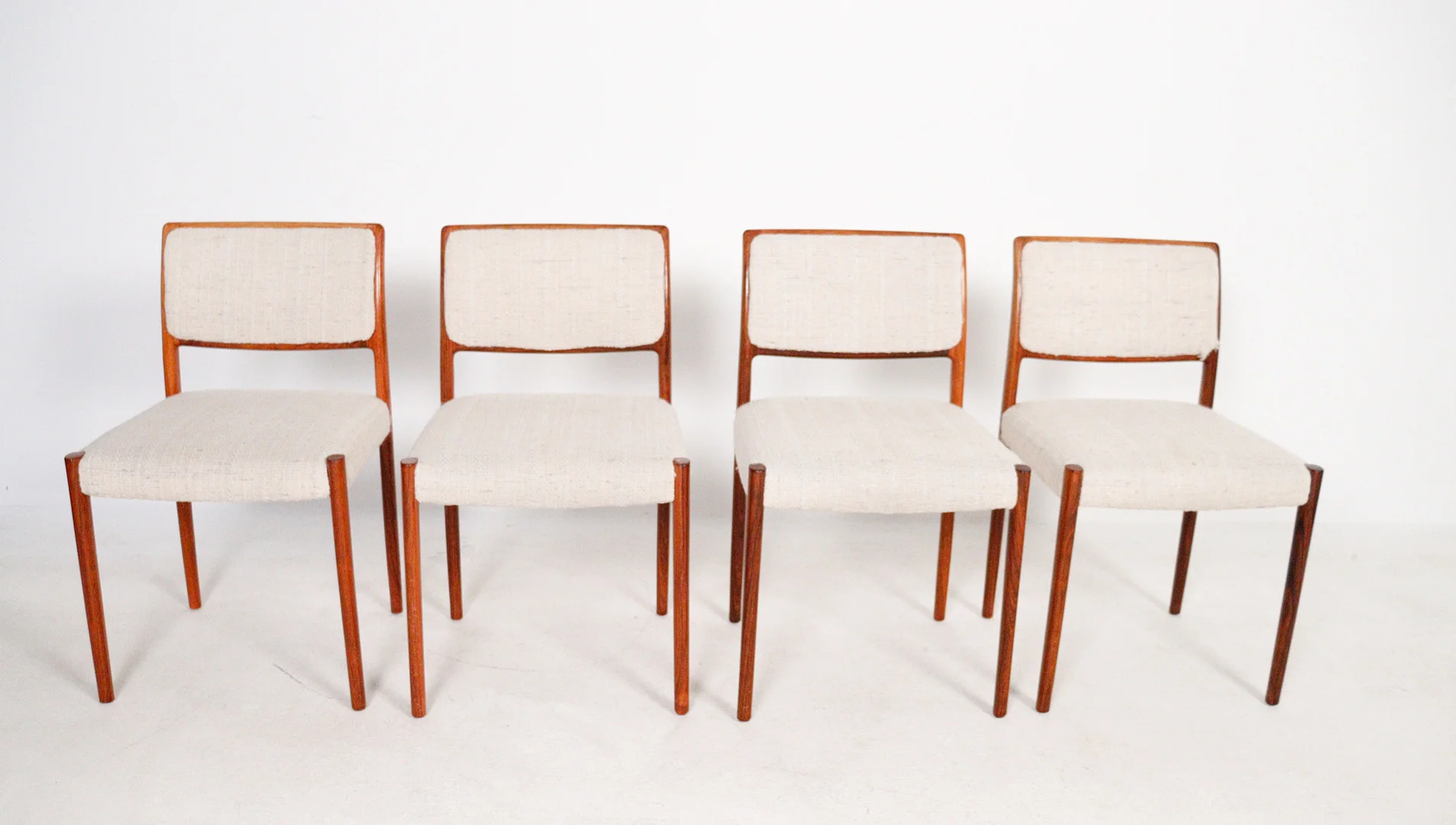 NIELS OTTO MØLLER. 4 Esszimmerstühle/ Niels Otto Møller für JL Møllers, Modell: 80, Dänemark, 1960er Jahre. — Armchairs & Chairs — Stockholms Auktionsverk Düsseldorf/Neuss