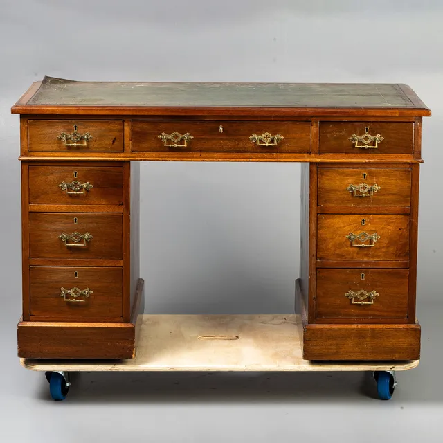 A VICTORIAN WALNUT TWIN PEDESTAL DESK.