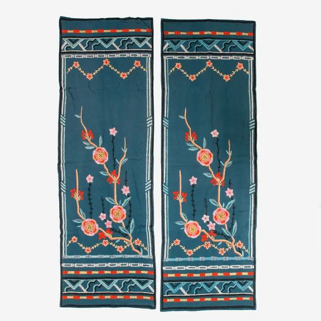 VÄGGBONADER, 2 st, broderad ylle, 1900-tal.