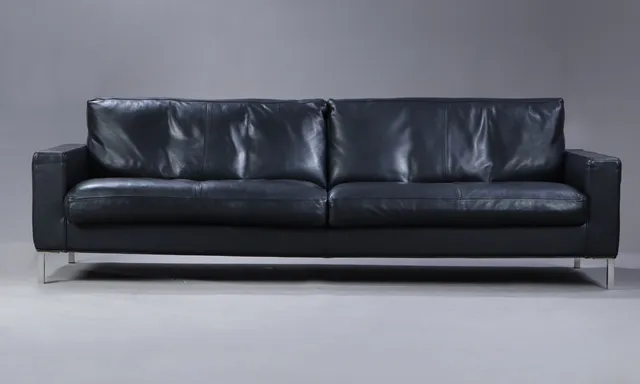 N. Eilersen. Fritstående sofa med betrukket med sort læder, Model 'Odense'