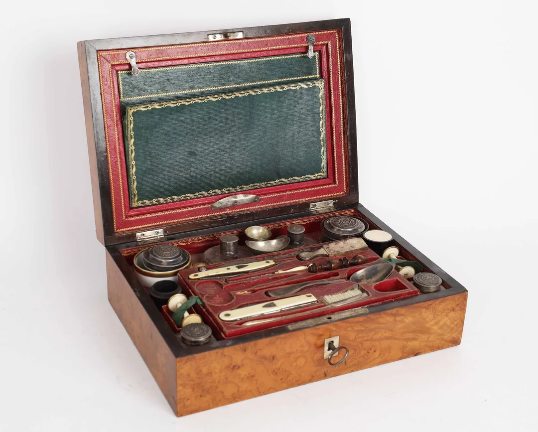 Travel box with numerous accessories, circa 1900 — Hobby and collectibles/Collectibles — Lauritz