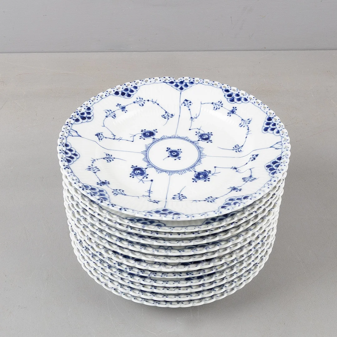 MATTALLRIKAR, porslin, 12 stycken, "Musselmalet" Helblond, Royal Copenhagen, Denmark. — European — Stockholms Auktionsverk Helsingborg