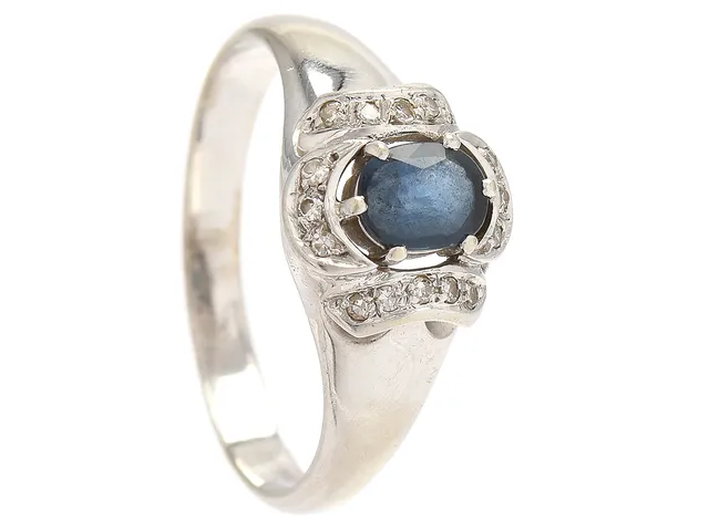 RING, 18K vitguld, ovalslipad safir, 16 åttkantslipade diamanter ca 0,16 ctv, stl 21 mm, vikt 5,8 g.