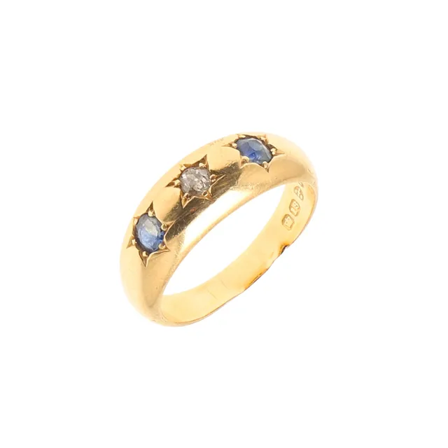 AN 18CT GOLD, SAPPHIRE AND DIAMOND GYPSY RING.