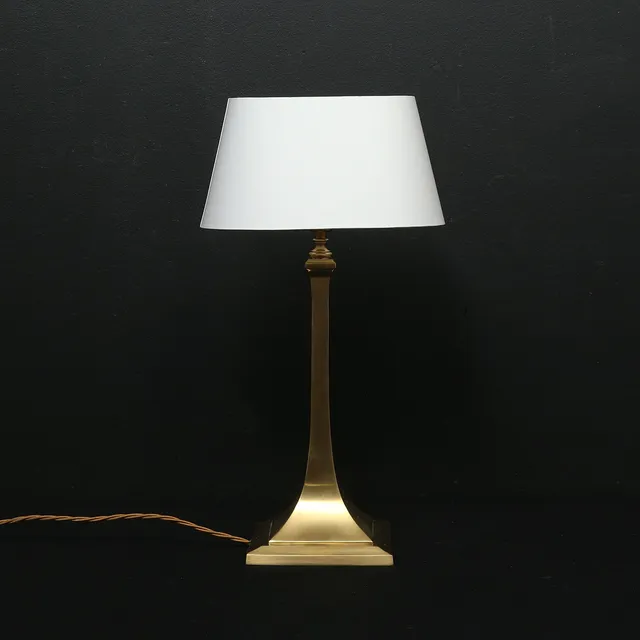 BORDSLAMPOR, 1 par, Vaughan, mässing, lampskärm från Firma Svenskt tenn.