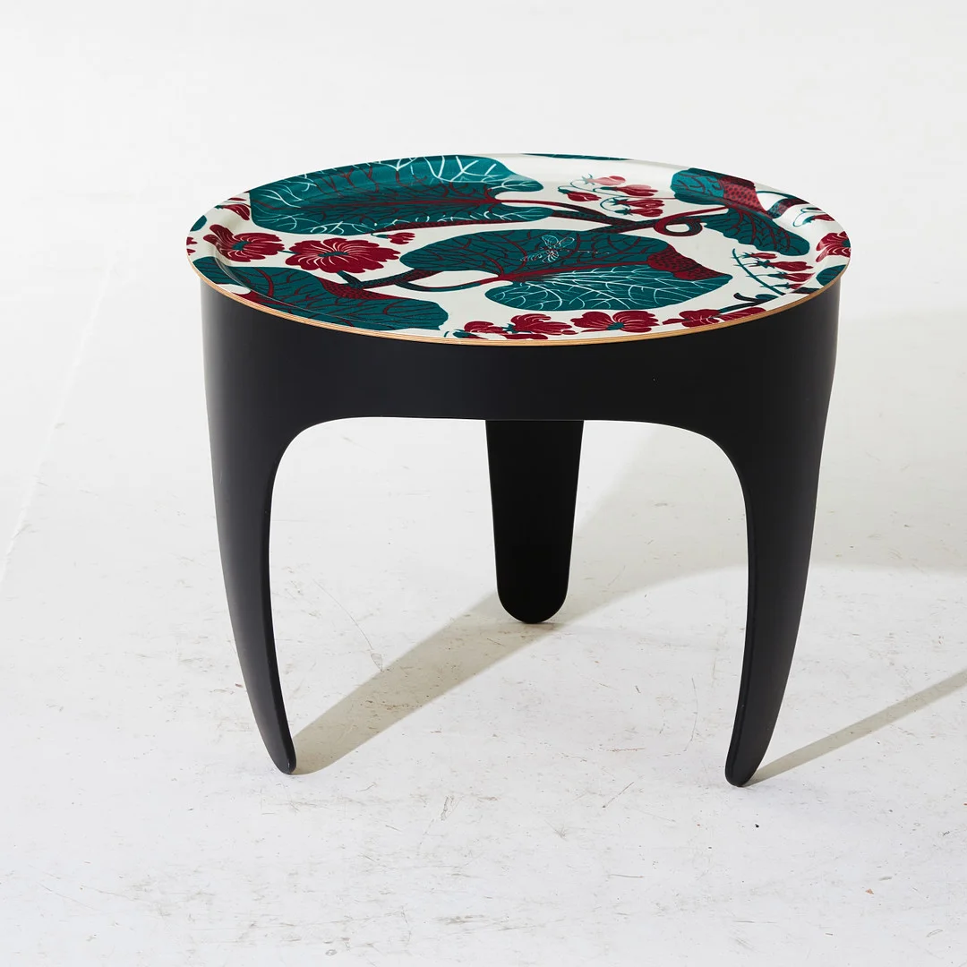 BRICKBORD, Sunday noon, Svenskt Tenn, underrede i svartmålat böjträ, designat av Margot Barolo och Märta Friman med bricka av Josef Frank. — Tables — Stockholms Auktionsverk Magasin 5