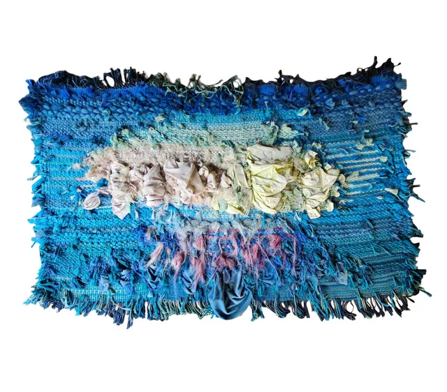 JOSEP GRAU GARRIGA. Tapíz bordado en tonos azules, blancos y rosados.