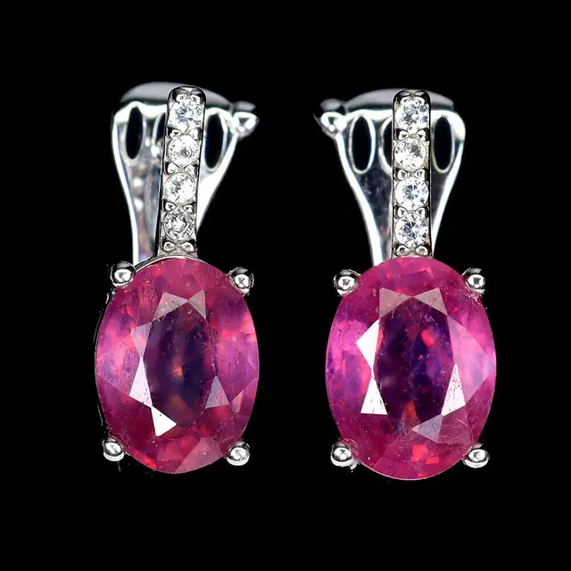 Earrings in rhodium-plated Sterling silver decorated with rubies.