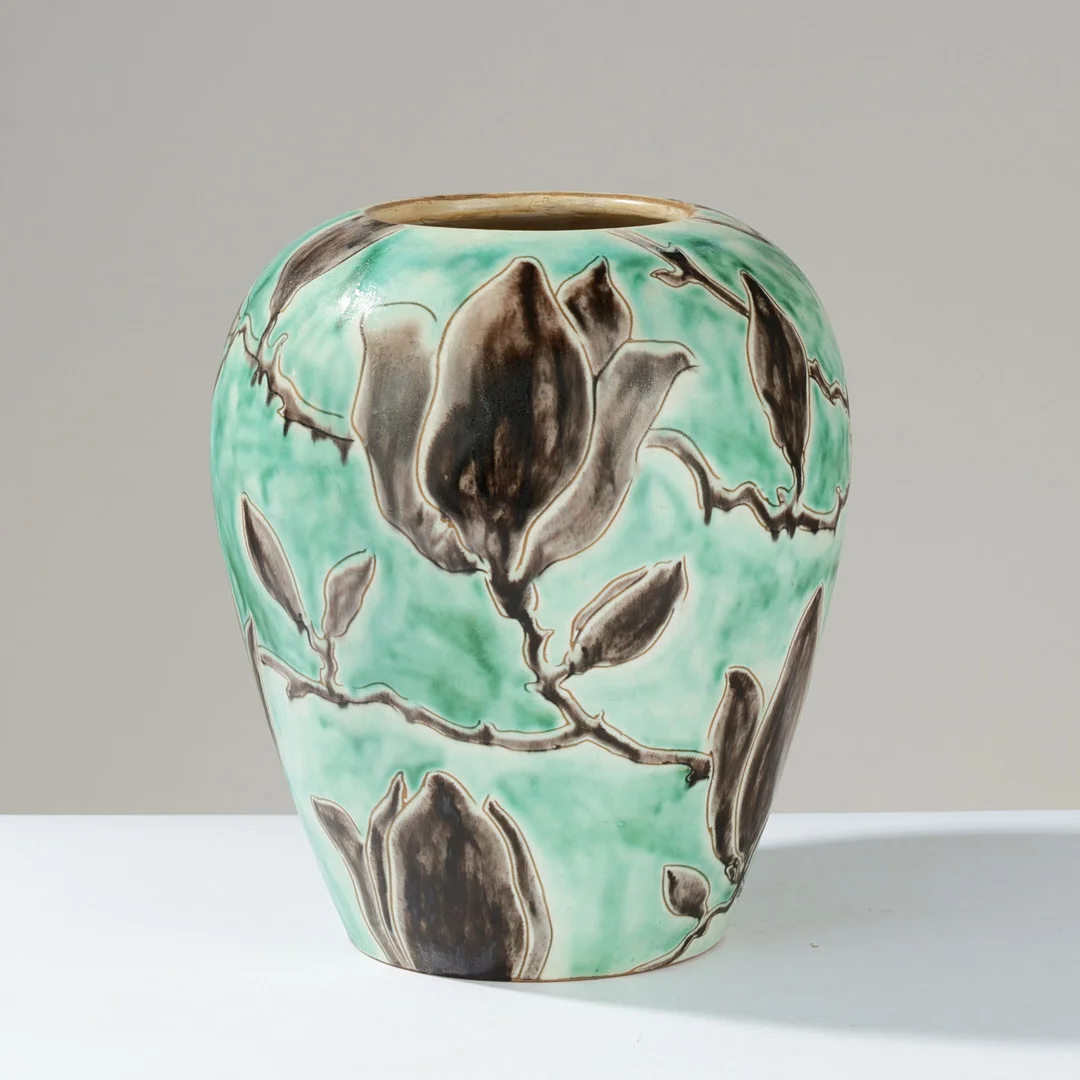 AGNETHE SØRENSEN. Vase af glaseret keramik med spirende blomstermotiv indridset i relief, Eslau Keramik, Danmark, 1940'erne. — European — Palsgaard Kunstauktioner