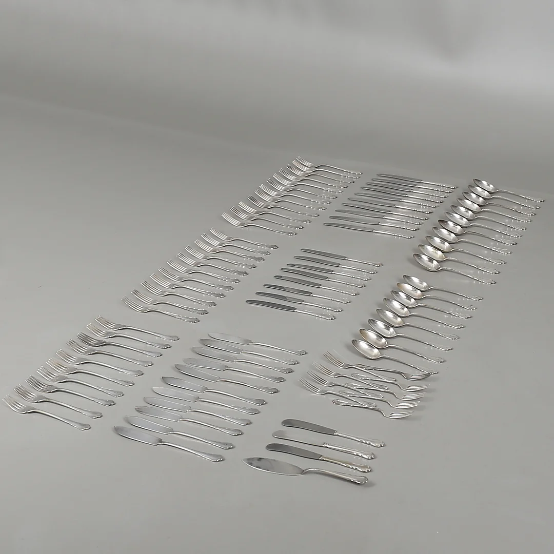 BESTICKSUPPSÄTTNING i nysilver, 94 delar, "Chippendale" mongram E. — Other metals — Garpenhus Auktioner