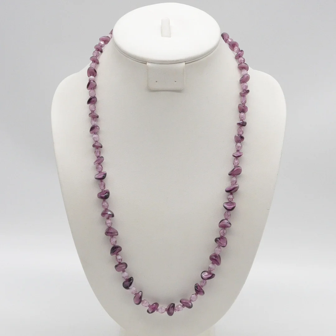 HANDGEMACHTES COLLIER AUS MURANO GLAS, FACETTIERTE UND ENTRUNDETE PERLEN, AMETHYST-FARBE, VERGOLDETER VERSCHLUSS, CA. 66 CM. — Necklace — Kunst- und Auktionshaus Kleinhenz