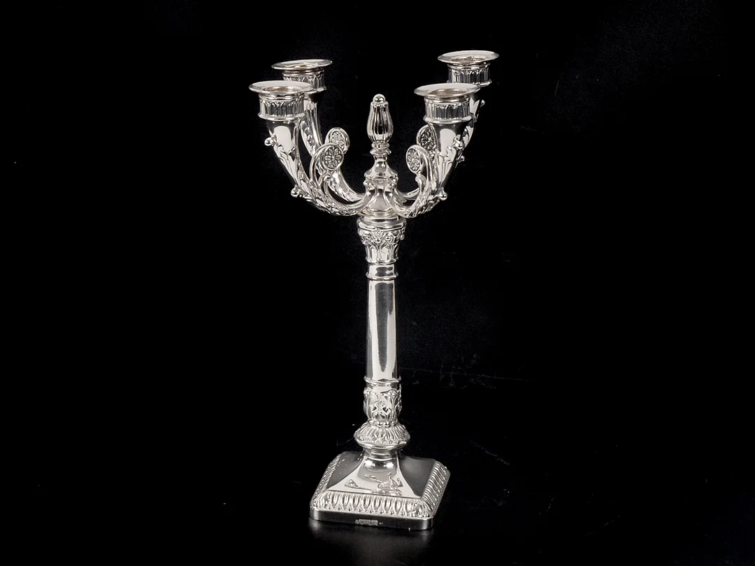 KANDELABER, silver (925), H 26,5 cm, fylld i botten, vikt 430 g, buckla, tyska stämplar. — Silver/Ljusstakar — Kaplans