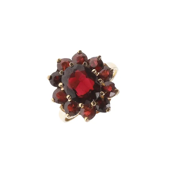 A GARNET AND 9CT GOLD CLUSTER RING.