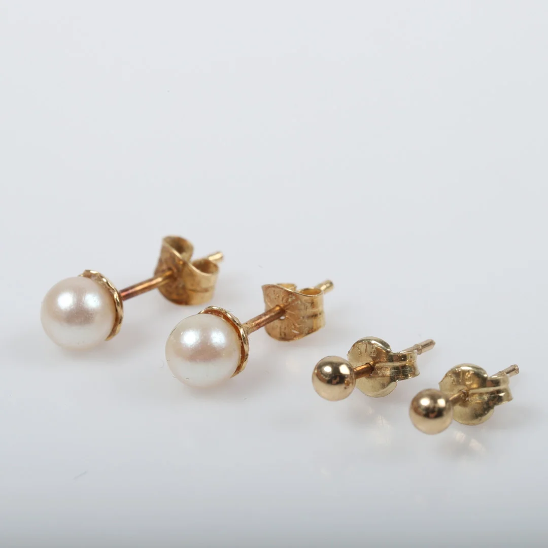 ÖRHÄNGEN, 2 par, 9 K och 18 K guld. — Earrings — Helsingborgs Auktionskammare