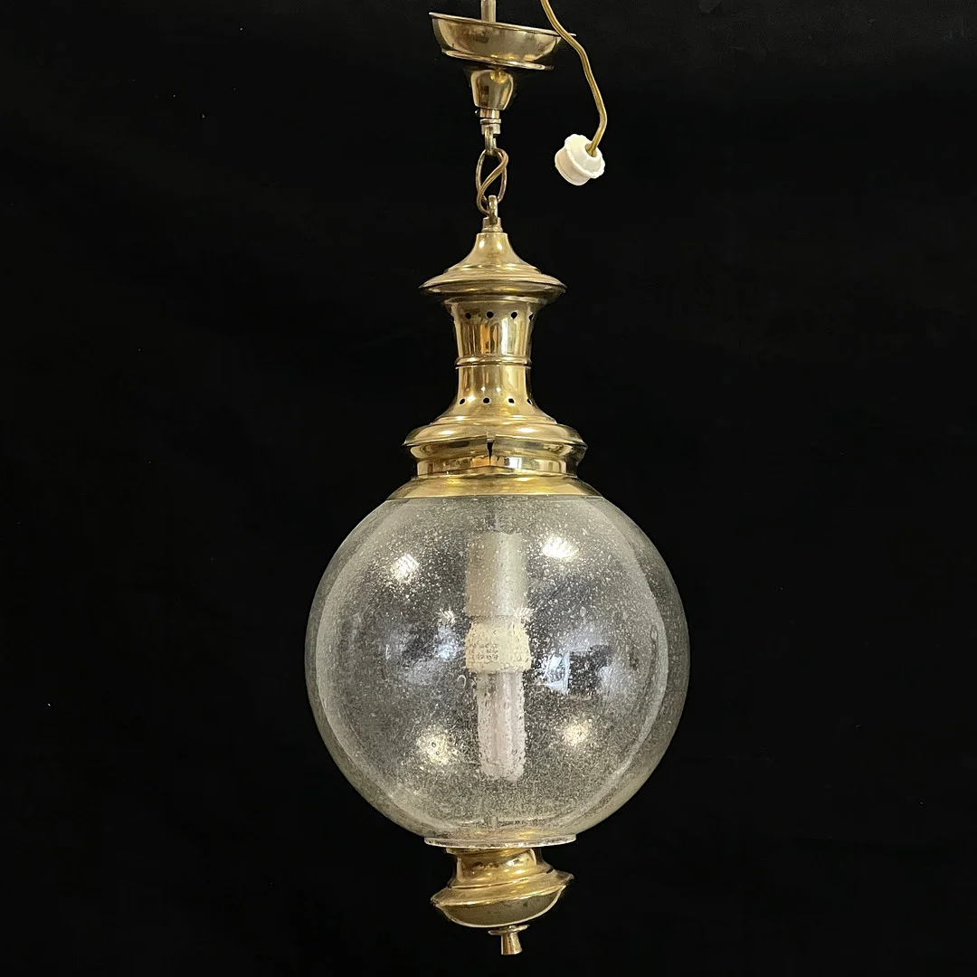 TAKLAMPA. Mässing och glas, 1900-talets andra hälft. — Ceiling lights — Roslagens Auktionsverk