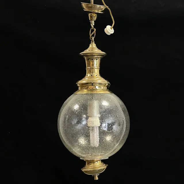TAKLAMPA. Mässing och glas, 1900-talets andra hälft.