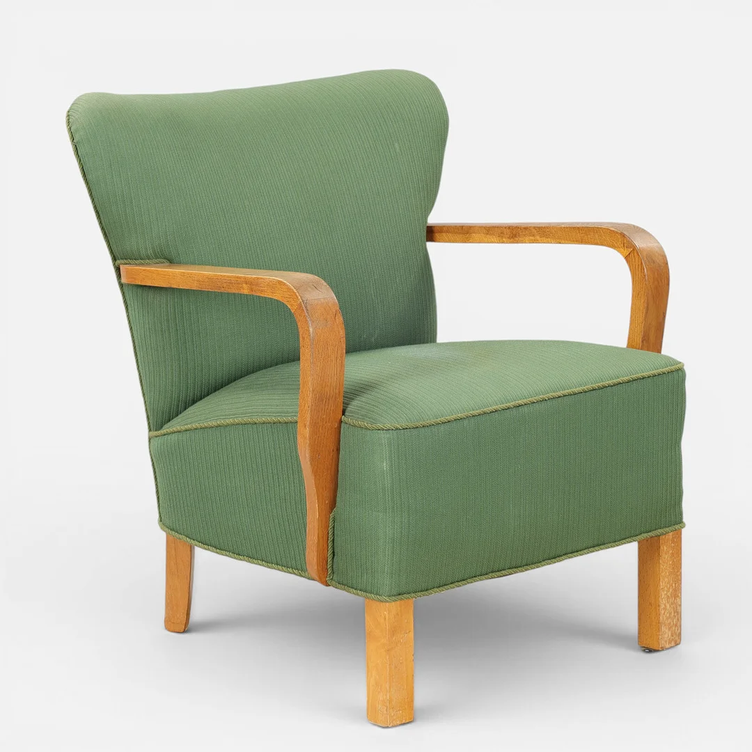 Lænestol betrukket med grønt møbelstof, stel af eg og birk, Danmark, ca. 1940'erne. — Armchairs & Chairs — Palsgaard Kunstauktioner