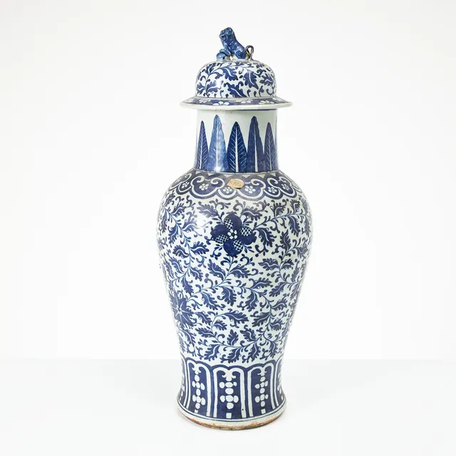 LOCKURNA, porslin, Kina, 1800-tal, balusterformad, dekor i underglasyrblått.